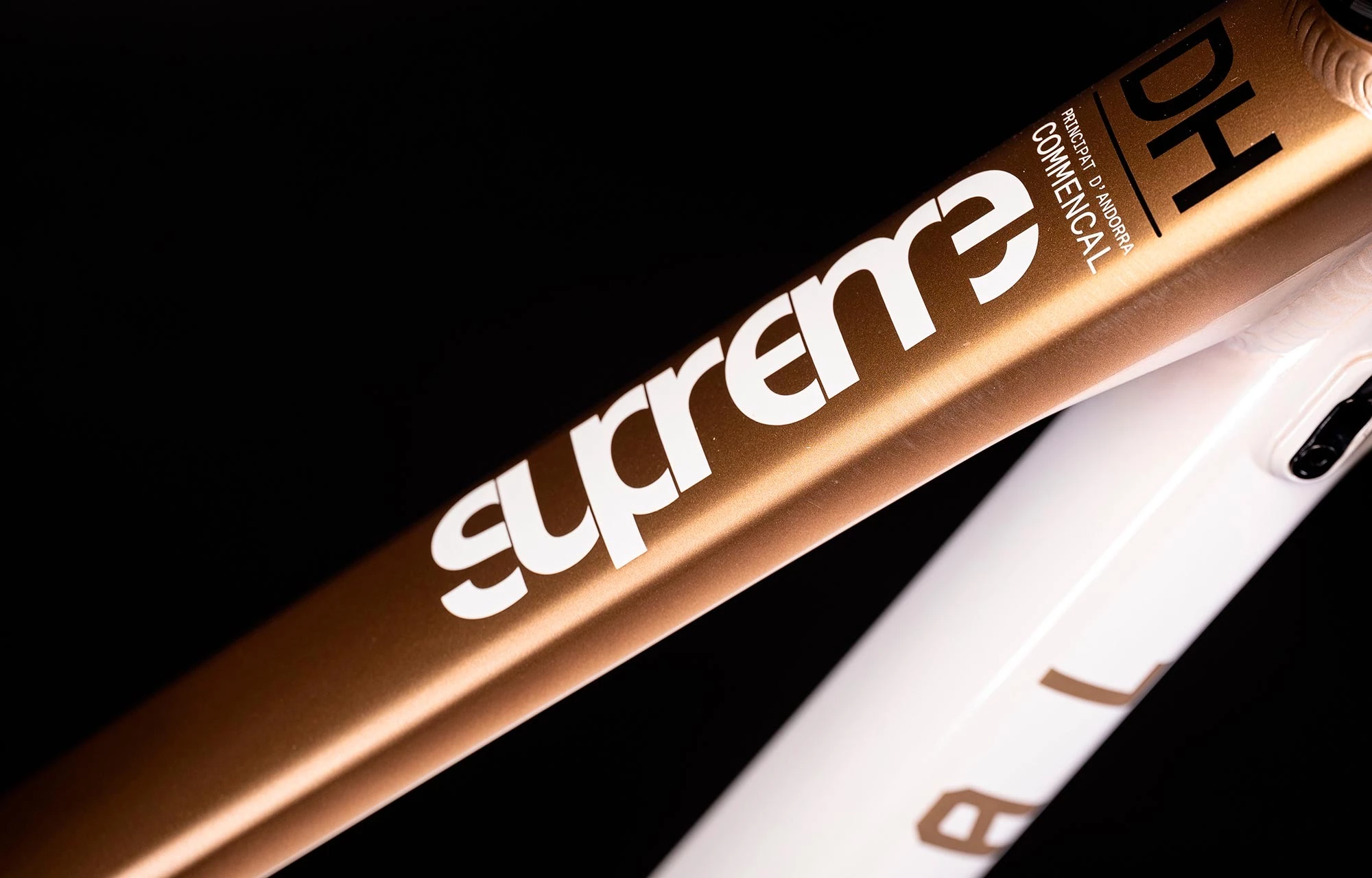 COMMENCAL SUPREME DH V5 GRADIENT GOLD 4 COMMENCAL SUPREME DH V5 GRADIENT GOLD – Image 2